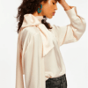 Chemisier en satin blanc cassé avec nœud Esatin Essentiel Antwerp – Image 4